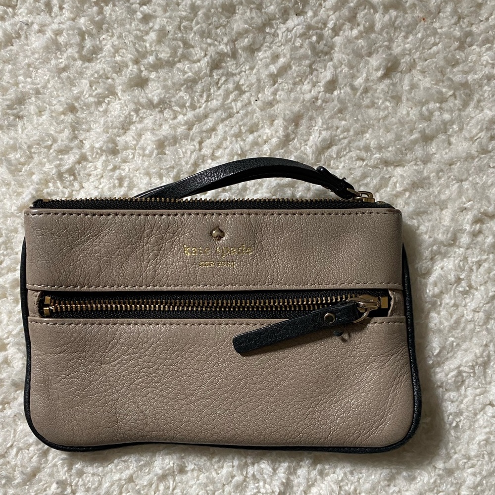 🔥🔥 Kate Spade Tan & Black Wristlet ♠️